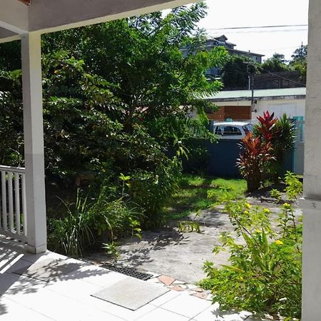 La Petite Maison, Spacieuse, Avec Jardin / Parking Sainte-Rose Exterior photo