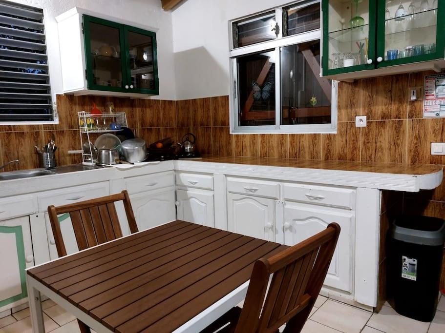 La Petite Maison, Spacieuse, Avec Jardin / Parking Sainte-Rose Exterior photo